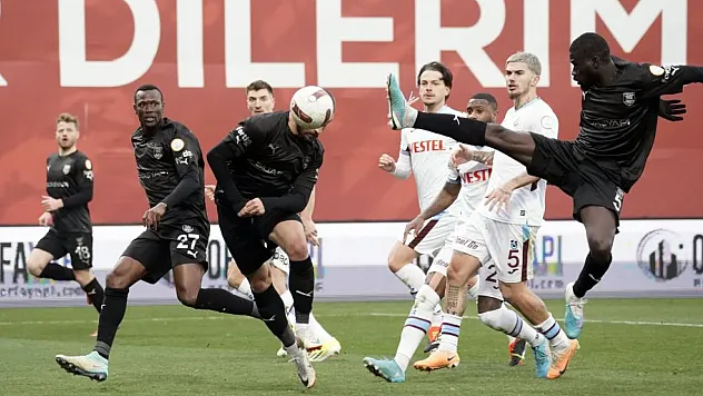 Pendikspor, sahasında karşılaştığı Trabzonspor'a 2-0 mağlup oldu
