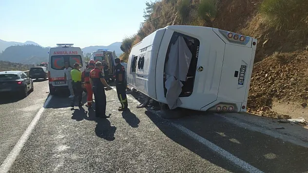 Personel Servis ile Otomobil Kazasında 4 Yaralı