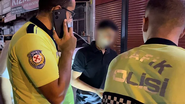 Polisin gözü önünde müşterinin otomobiliyle trafiği tehlikeye attı