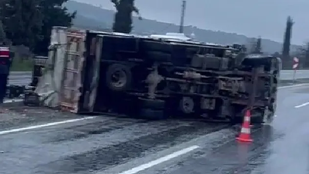 Portakal yüklü kamyon refüje devrildi