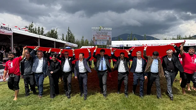 Protokol Dev Bayrakla Selamladı, Er Meydanından Ata Sporu Mesajı