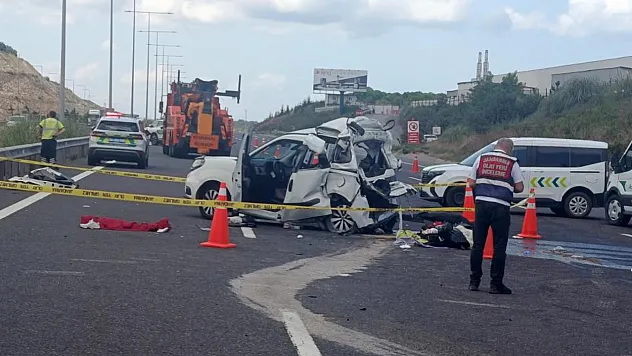 PTT kargo kamyonu otomobile arkadan çarptı: 2 ölü, 6 yaralı