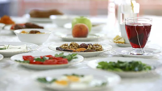 Ramazanda 'hızlı ve aşırı yemek' mideyi zorluyor