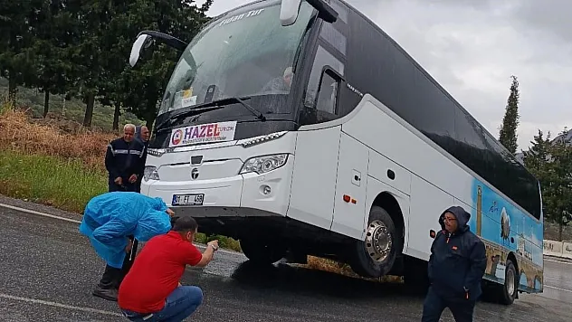 Rampayı çıkamayan tur otobüsü şarampole kaydı