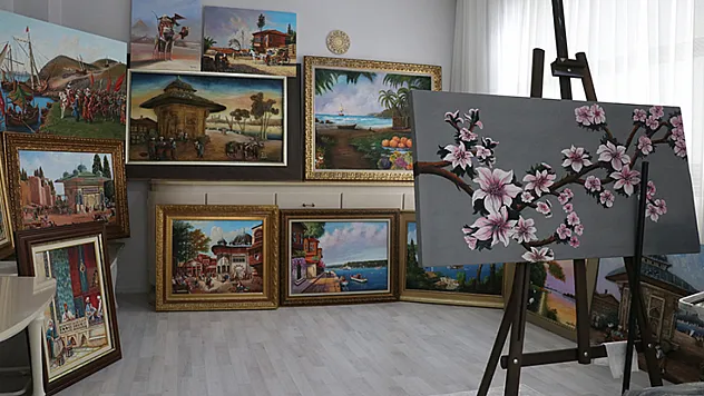 Renklerin büyülü dünyasına ömrünü adadı