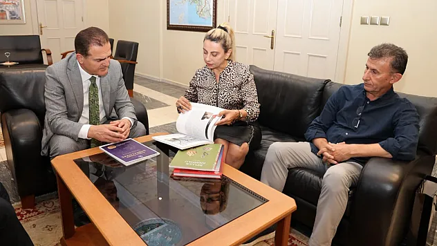 Ressam Uyanık'tan Vali Akbıyık'a ziyaret