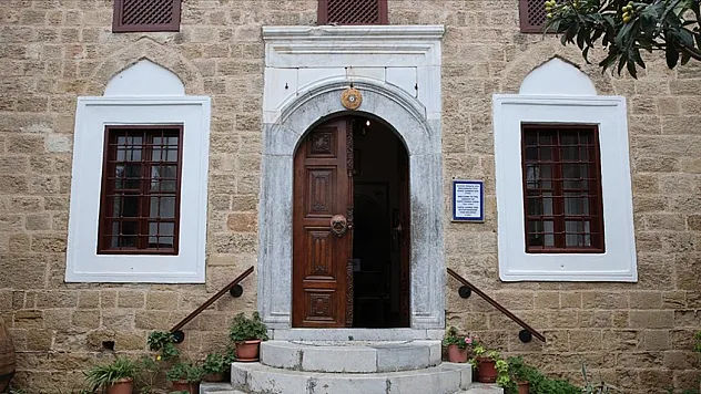 Rodos'taki Hafız Ahmed Ağa Kütüphanesi, Osmanlı dönemine ait eserlerle öne çıkıyor