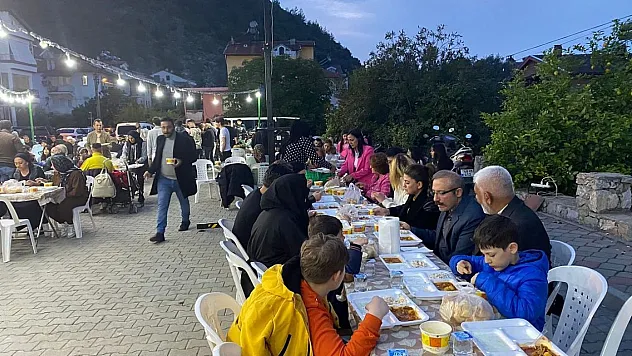 Romanlarla özel iftar