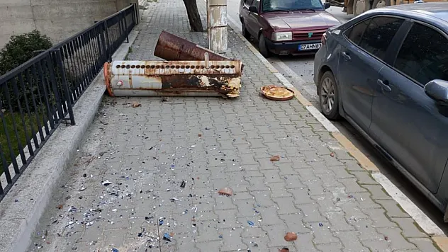 Rüzgar çatıları uçurdu, araçlara zarar verdi