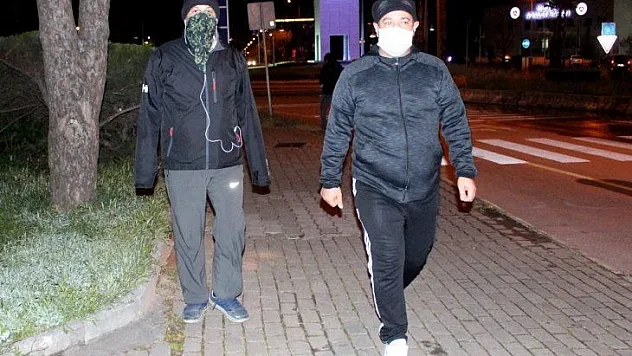 Saatin geç olmasına aldırmadan oraya hücum ettiler