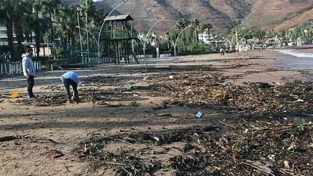 SAĞANAK SONRASI İÇMELER SAHİLİ AĞAÇ PARÇALARIYLA DOLDU