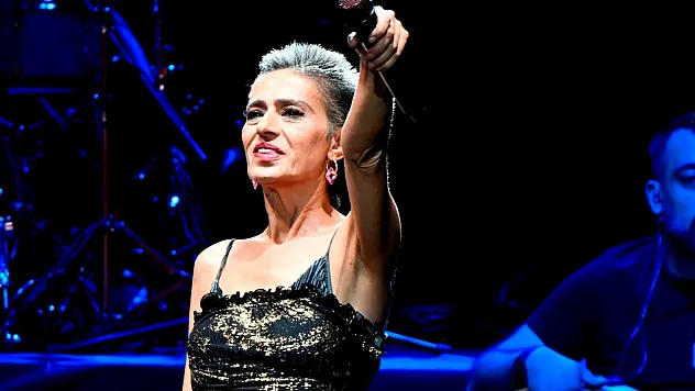 Sahnede Yıldız Tilbe modası