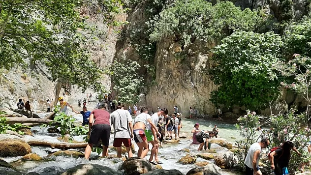 SAKLIKENT KANYONUNA YERLİ TURİSTLER AKIN EDİYOR