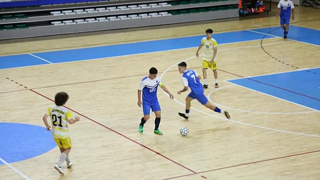 Şampiyon sporcular kupalarına kavuştu