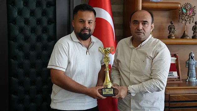 Şampiyonluk Kupasını Başkan Akdenizli ile Paylaştı