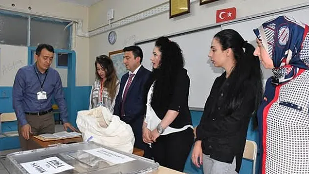 Sandık Görevlileri Yemin Ederek Görevlerine Başladı