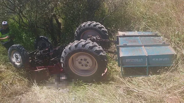 Şarampole düşen traktörünün altında hayatını kaybetti