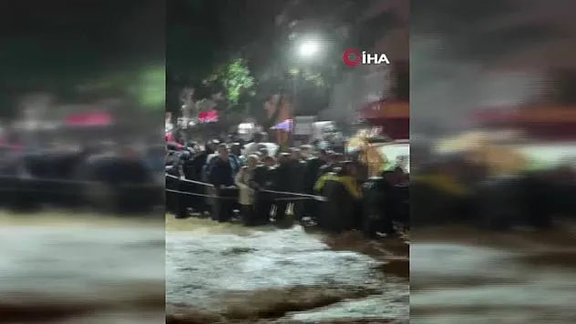 Sarıyer'de dere taştı: Araçlar sürüklendi, mahsur kalanlar halatlarla kurtarıldı