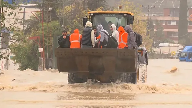 Sarıyer'de mahsur kalan vatandaşlar iş makinesiyle kurtarıldı