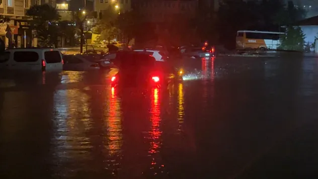 Sarıyer'de otoparkta araçlar sular içinde kaldı