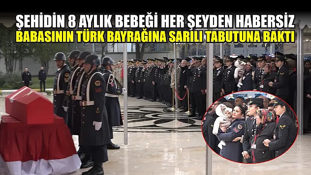 Şehidin 8 aylık bebeği her şeyden habersiz babasının Türk bayrağına sarılı tabutuna baktı