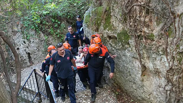 Şelaleyi gezerken 6 metrelik yamaçtan düşüp mahsur kaldı, ekipler tarafından kurtarıldı