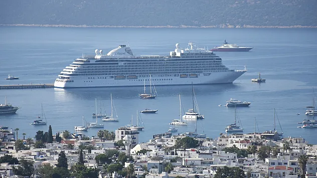 'Seven Seas Splendor' kruvaziyeri 739 yolcuyla Bodrum'a geldi