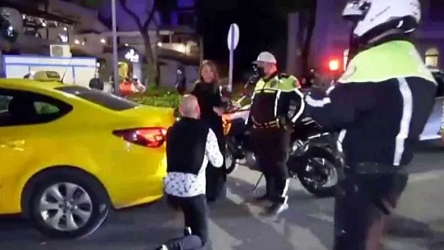 Sevgilisine evlilik teklifi yapmak için kendisini trafik ekiplerine yakalattı