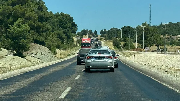 Seydikemer-Antalya Karayolunda Araç Yoğunluğu: Yayla Karaçulha Kavşağında Uzun Kuyruklar Oluştu