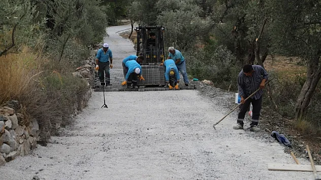 Seydikemer Belediyesi yoldaki engelleri gideriyor