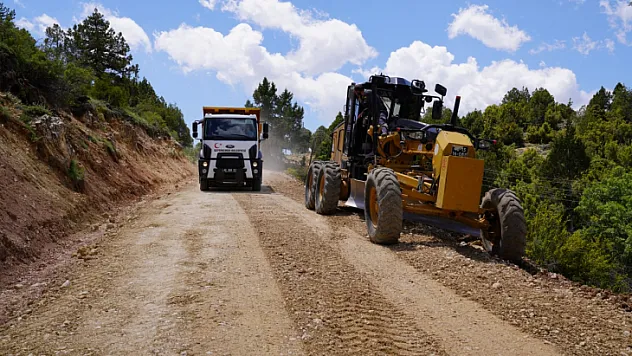 Seydikemer'de asfalt hazırlığı hız kesmeden devam ediyor