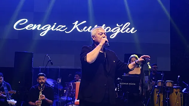 Seydikemer'de Cengiz Kurtoğlu Coşkusu! Ünlü Sanatçı Sahneye Çıktı
