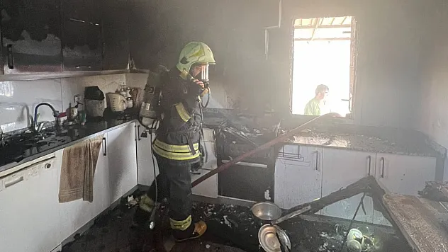 Seydikemer'de ev yangınında mutfak ve çatı kullanılamaz hale geldi