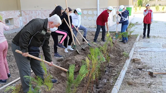 Seydikemer'de fidanlar toprakla buluştu