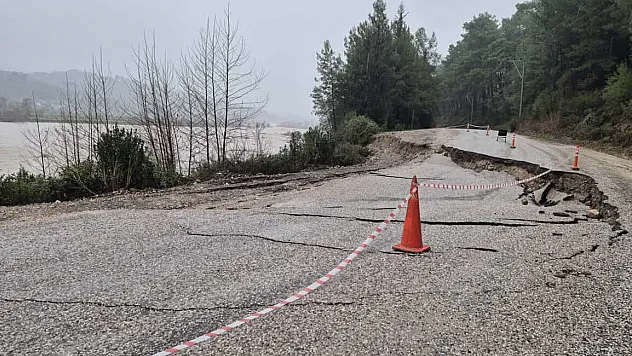 Seydikemer'de fırtına ve sağanak yolu çökertti: Ören–Sahilceylan arası ulaşıma riskli
