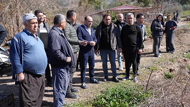 Seydikemer'de heyelan nedeniyle yol kapandı