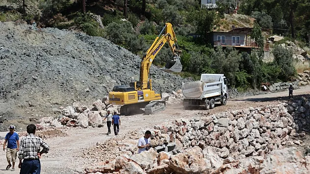 Seydikemer'de Heyelan Nedeniyle Kapanan Yol İçin Çalışmalar Sürüyor