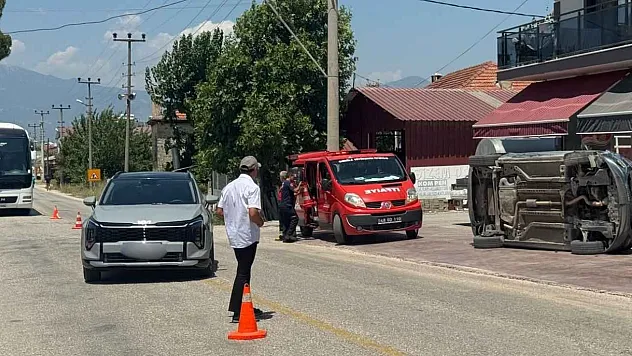 Seydikemer'de İki Otomobil Çarpıştı: 1 Yaralı
