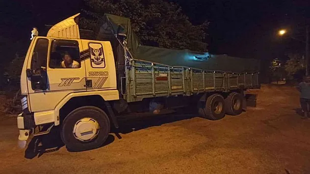 SEYDİKEMER'DE KAMYON KASASINDA 64 DÜZENSİZ GÖÇMEN YAKALANDI