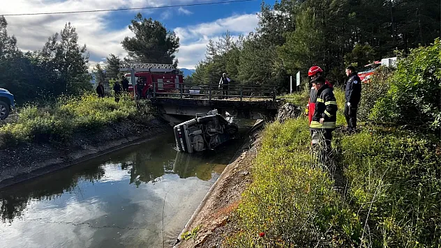 Seydikemer'de su kanalına devrilen otomobilin sürücüsü hayatını kaybetti