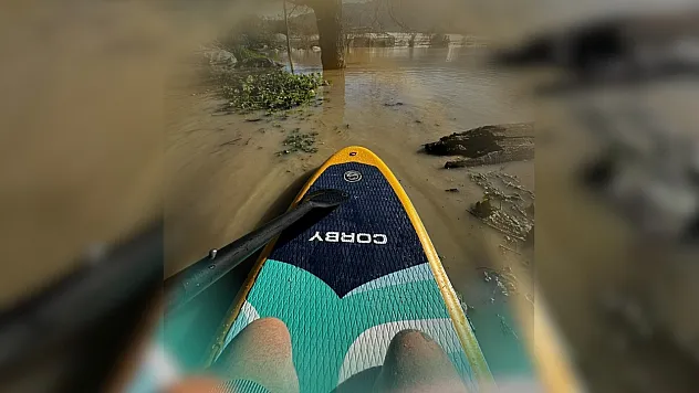 Seydikemer'de vatandaş serasına 'Paddle Board' ile ulaşım sağladı