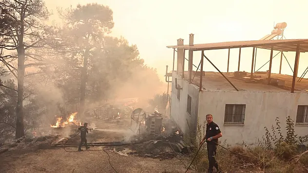 Seydikemer'deki orman yangınına müdahale sürüyor