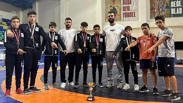 Seydikemer'in genç pehlivanları 7 madalya ile döndü