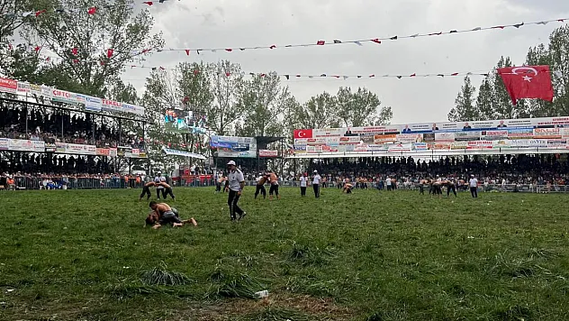 Seydikemer Seki Yağlı Güreşleri'nde yağmur altında mücadele