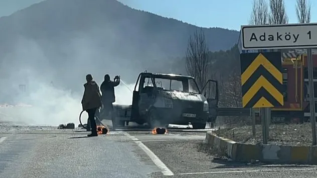 Seyir halindeki kamyonet alev alev yandı