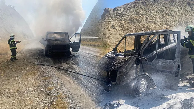 Seyir halindeyken alev alan kamyonet kullanılamaz hale geldi