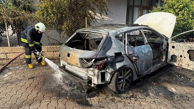 Seyir halindeyken alev topuna döndü, sürücü son anda kendini dışarı atarak kurtuldu