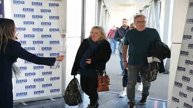 SEZONUN İLK TURİSTLERİ ÇİÇEKLERLE KARŞILANDI