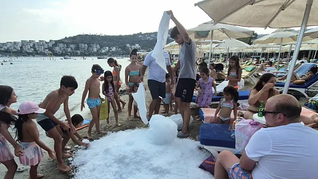 Sıcaktan kavrulan Bodrum'da sahile 2 ton buz döküldü