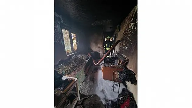 SOBADAN ÇIKAN YANGINDA EV KULLANILAMAZ HALE GELDİ